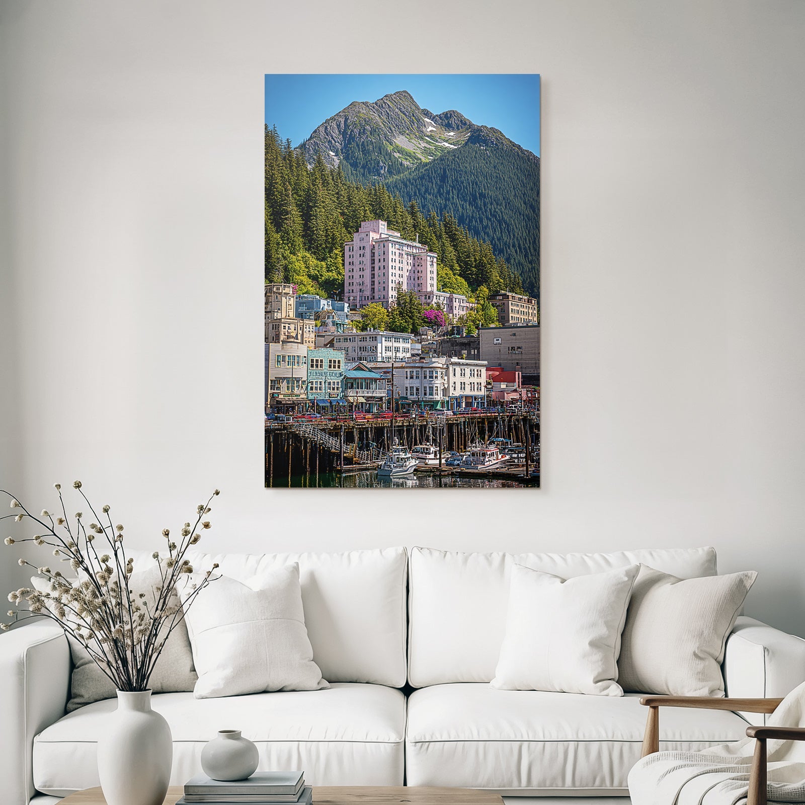 Malerischer Hafen Vor Berglandschaft Sonnig