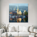 Friedlicher Wasserfront Haus Mit Spitzen Boote Reflexionen Berglandschaft