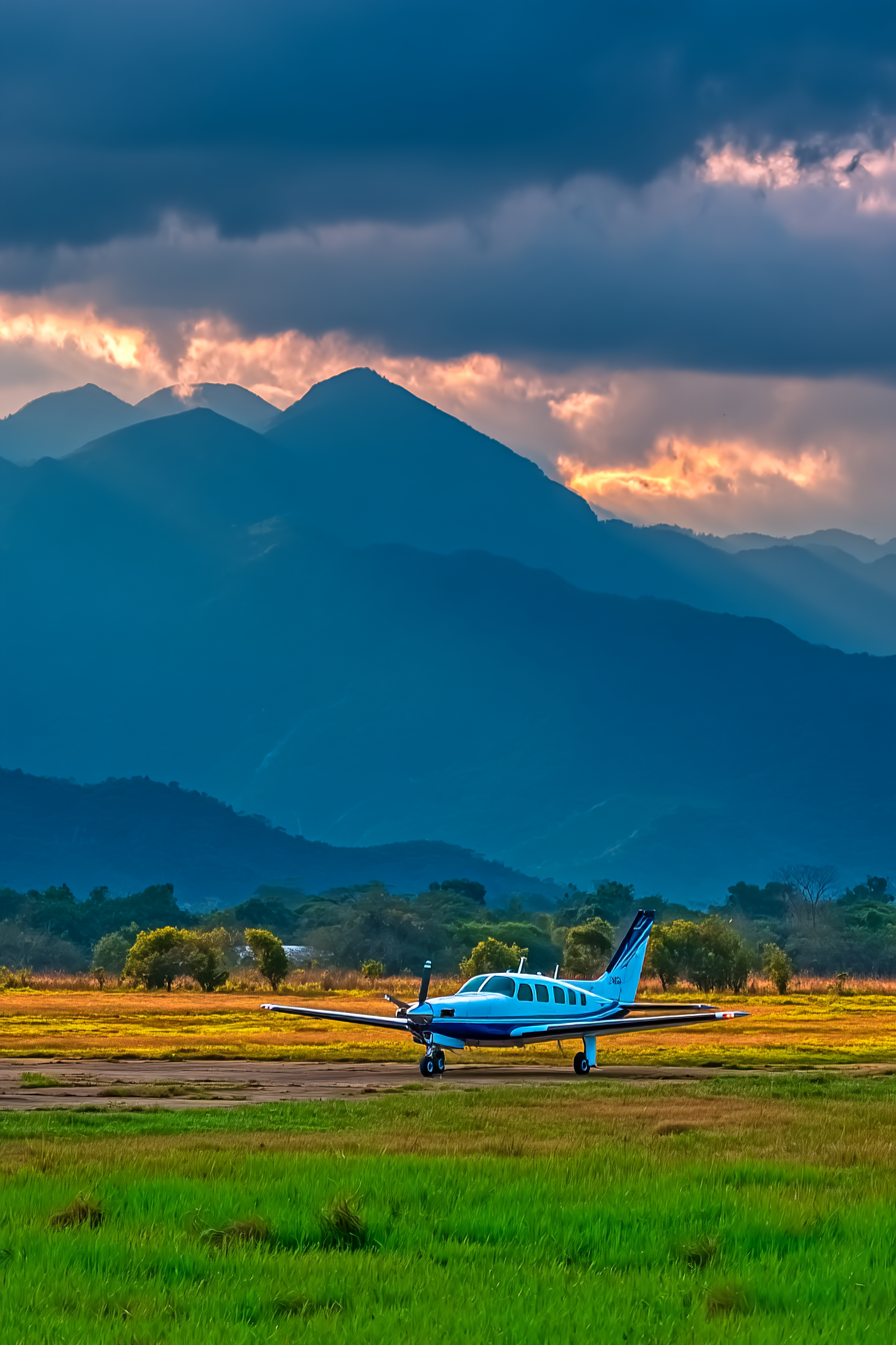 Flugzeuge Kleines Flugzeug Am Flughafen Im Hintergrund Der Berge Unter Einem Dramatischen Himmel | Fahrraeder und Motorraeder | Mobilitaet und Technik