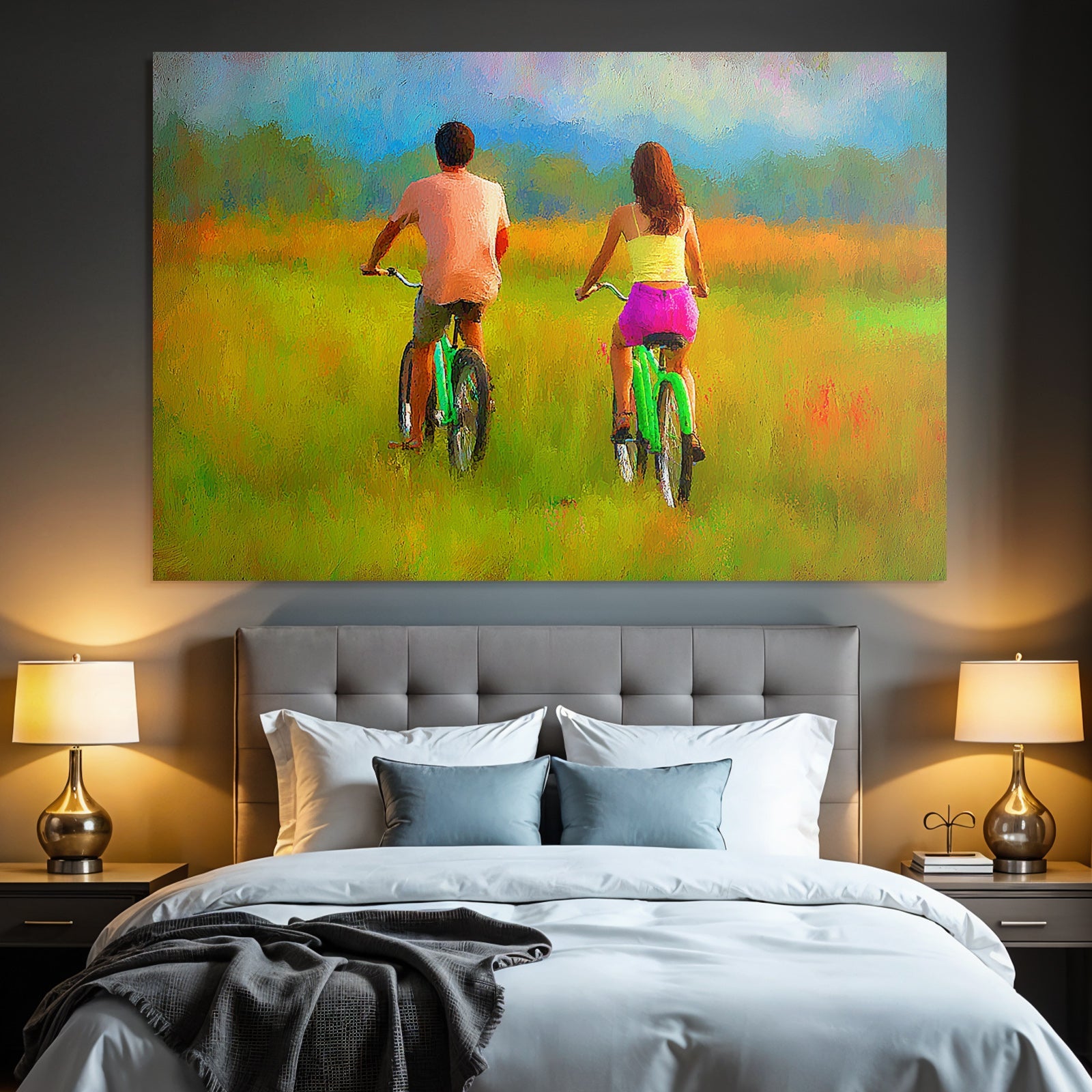 Couple Fahrradfahrt Durch Grüne Wiese Bei Sonnenuntergang