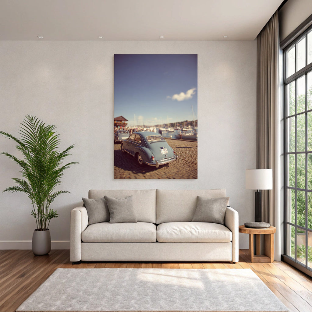Blaü Auto Am Hafen Mit Boote Auf Dem Wasser Und Leuten Unter Blaüm Himmel