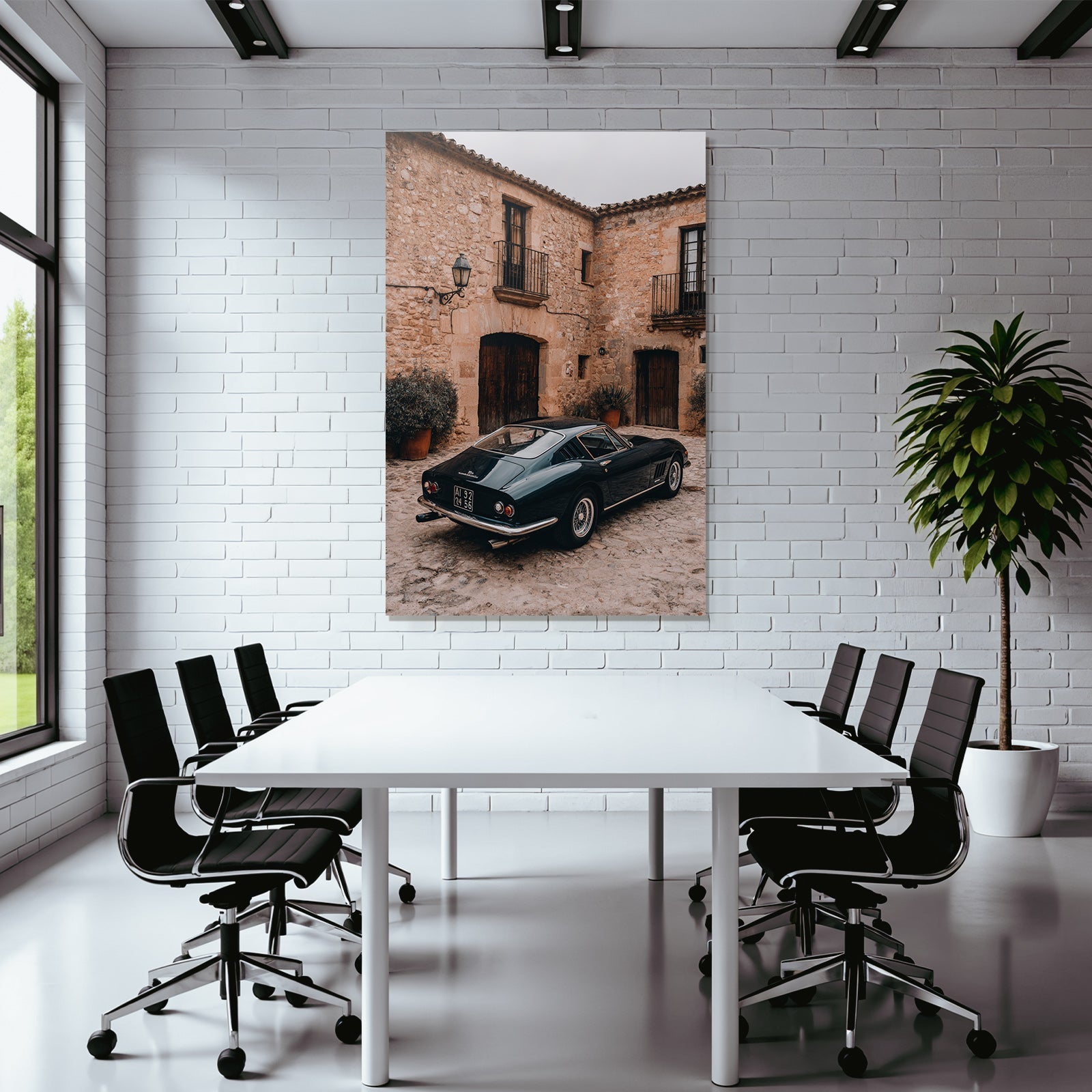 Klassisches Auto In Rustikalem Innenhof