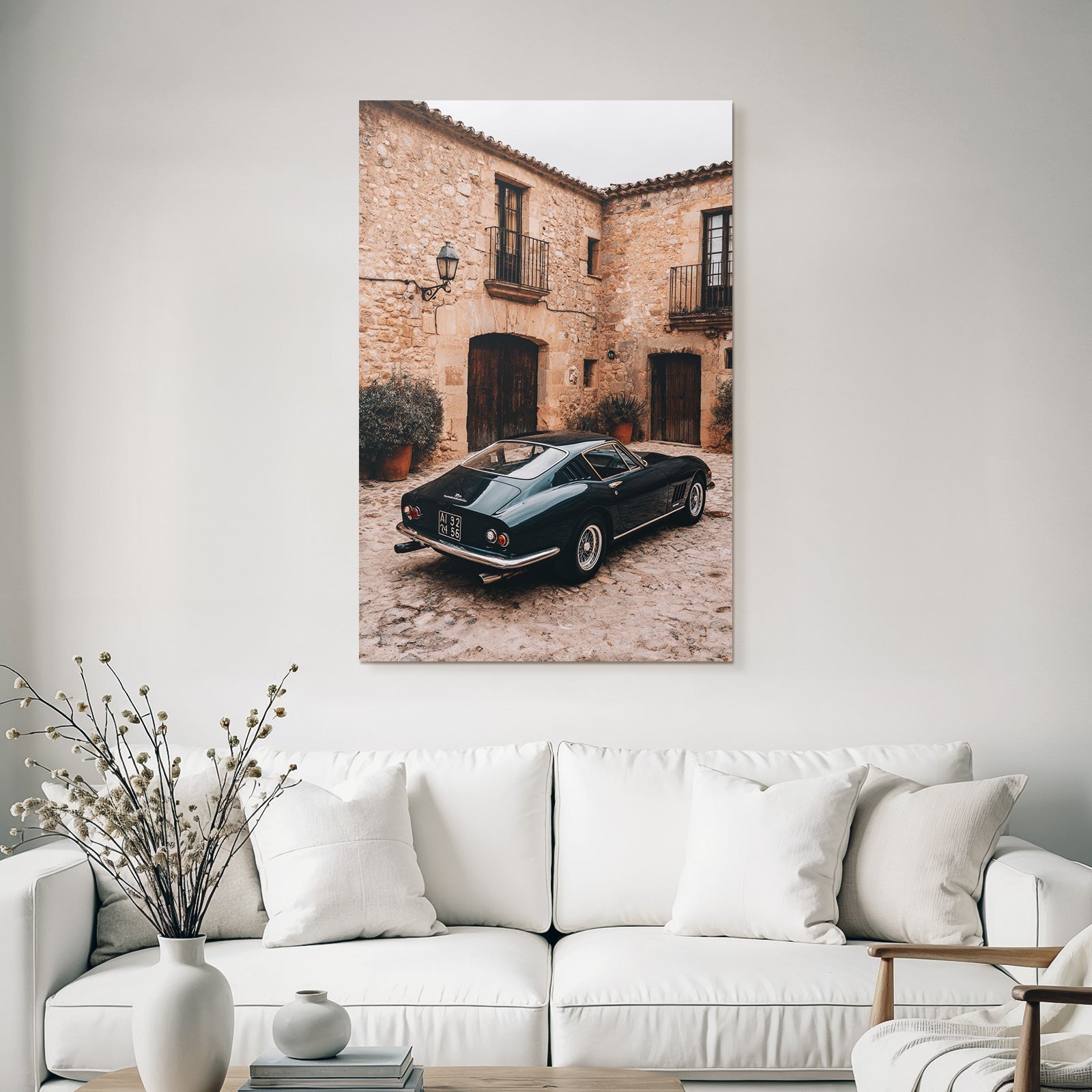Klassisches Auto In Rustikalem Innenhof