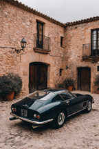 Klassisches Auto In Rustikalem Innenhof | Oldtimer | Mobilitaet und Technik