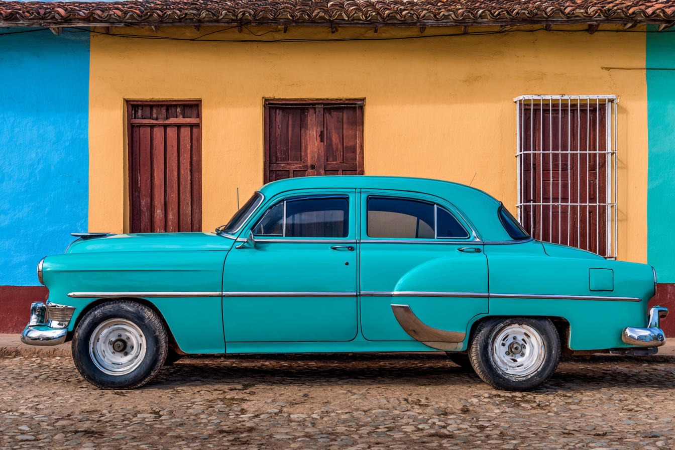 Turquoise Auto Vor Farbigen Gebäuden Mit Kopfsteinpflaster | Oldtimer | Mobilitaet und Technik