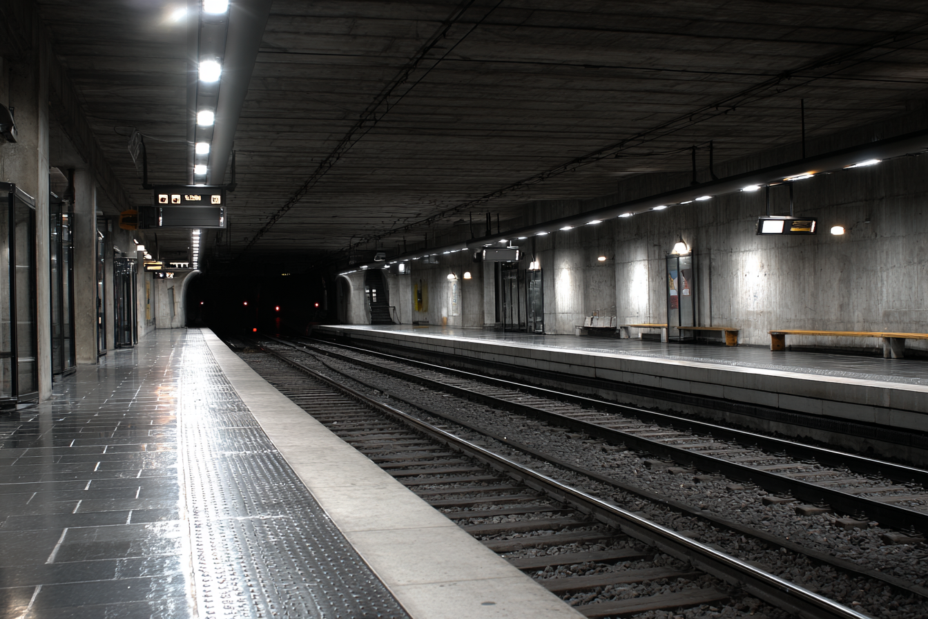 U Bahn Station Plattform Moderne Minimalistisch Quiet Dark Tunnel | U Bahn und Architektur im Verkehrskontext | Mobilitaet und Technik