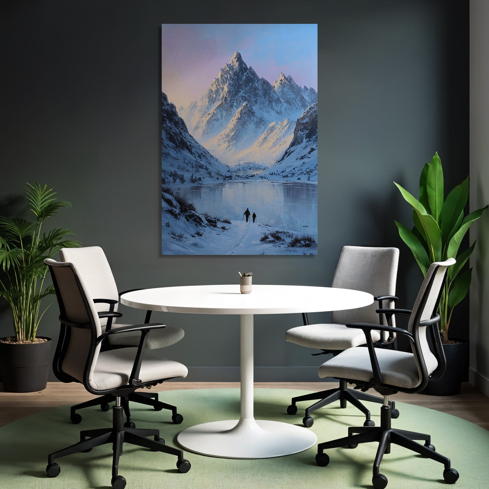 Winterlandschaft Mit Verschneiten Bergspitzen Und Zwei Wanderern Am Spiegelnden See