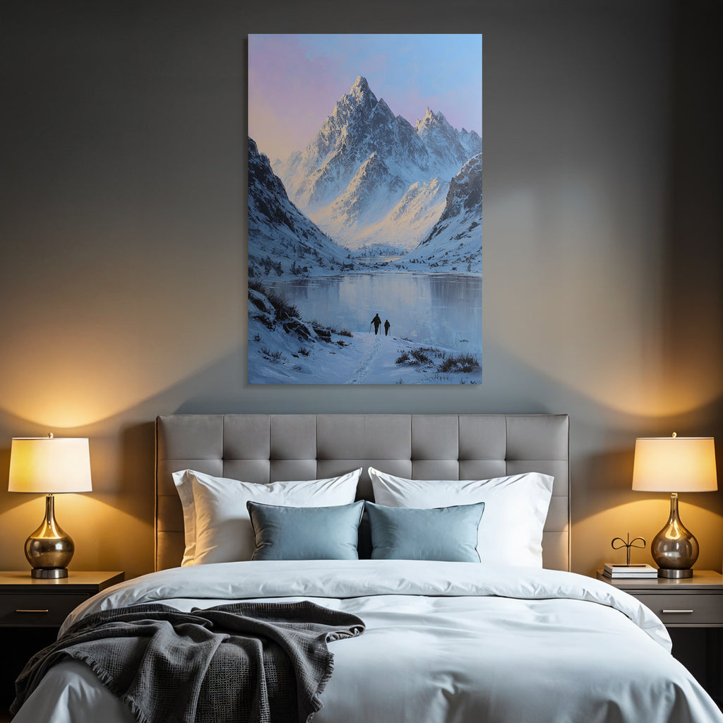 Winterlandschaft Mit Verschneiten Bergspitzen Und Zwei Wanderern Am Spiegelnden See