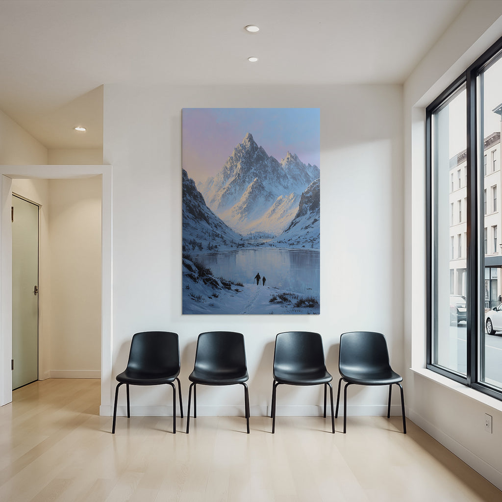 Winterlandschaft Mit Verschneiten Bergspitzen Und Zwei Wanderern Am Spiegelnden See