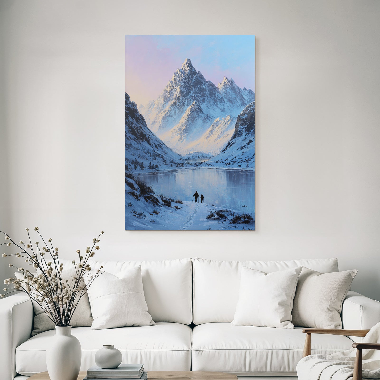 Winterlandschaft Mit Verschneiten Bergspitzen Und Zwei Wanderern Am Spiegelnden See