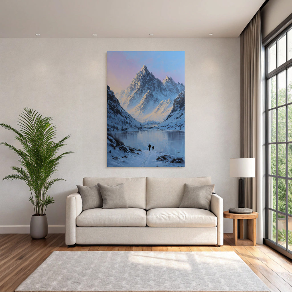 Winterlandschaft Mit Verschneiten Bergspitzen Und Zwei Wanderern Am Spiegelnden See