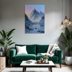 Winterlandschaft Mit Verschneiten Bergspitzen Und Zwei Wanderern Am Spiegelnden See