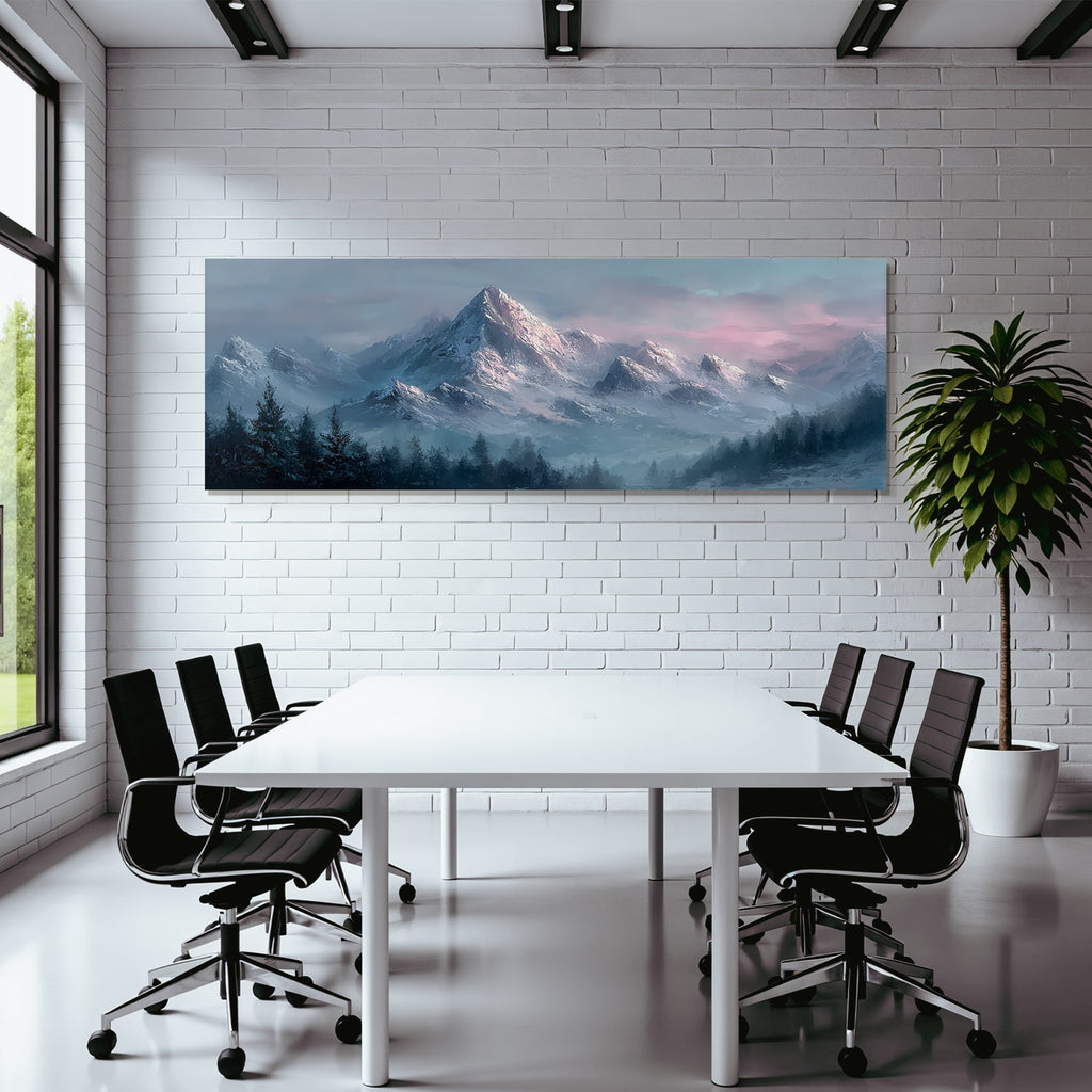 Beruhigende Berglandschaft Mit Schneebedeckten Gipfeln Und Nebligen Tannen