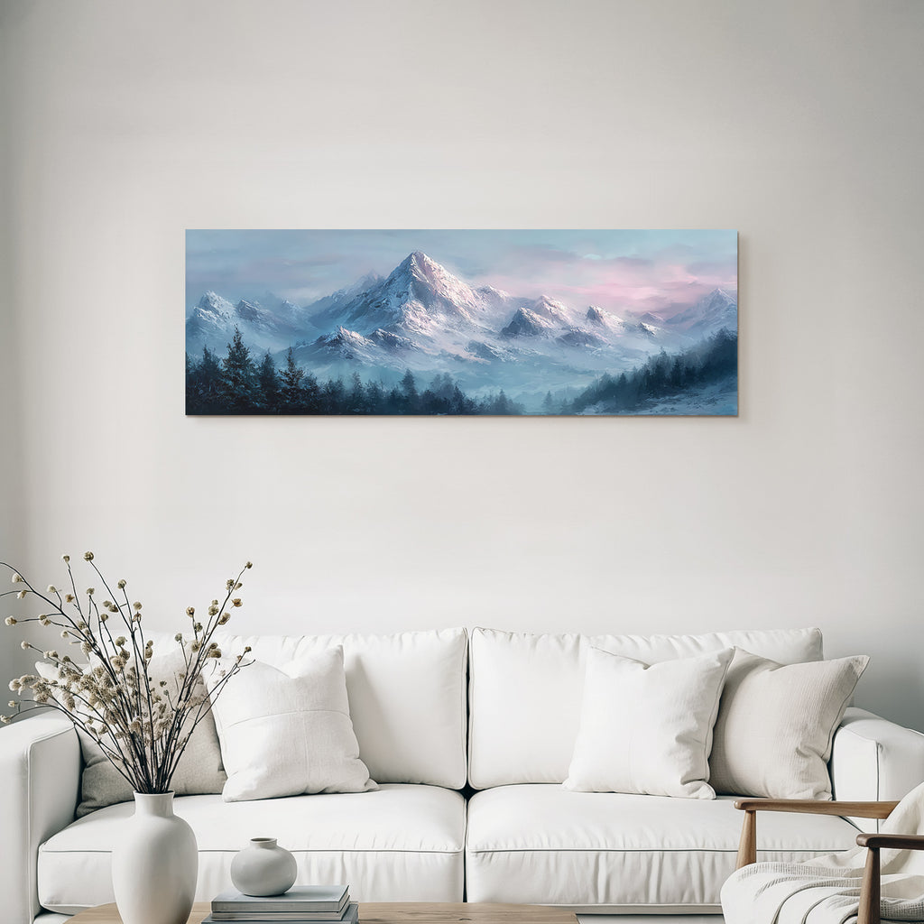 Beruhigende Berglandschaft Mit Schneebedeckten Gipfeln Und Nebligen Tannen