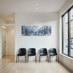Friedliche Winterlandschaft Mit Verschneiten Bergen Und Fichten Am Fluss