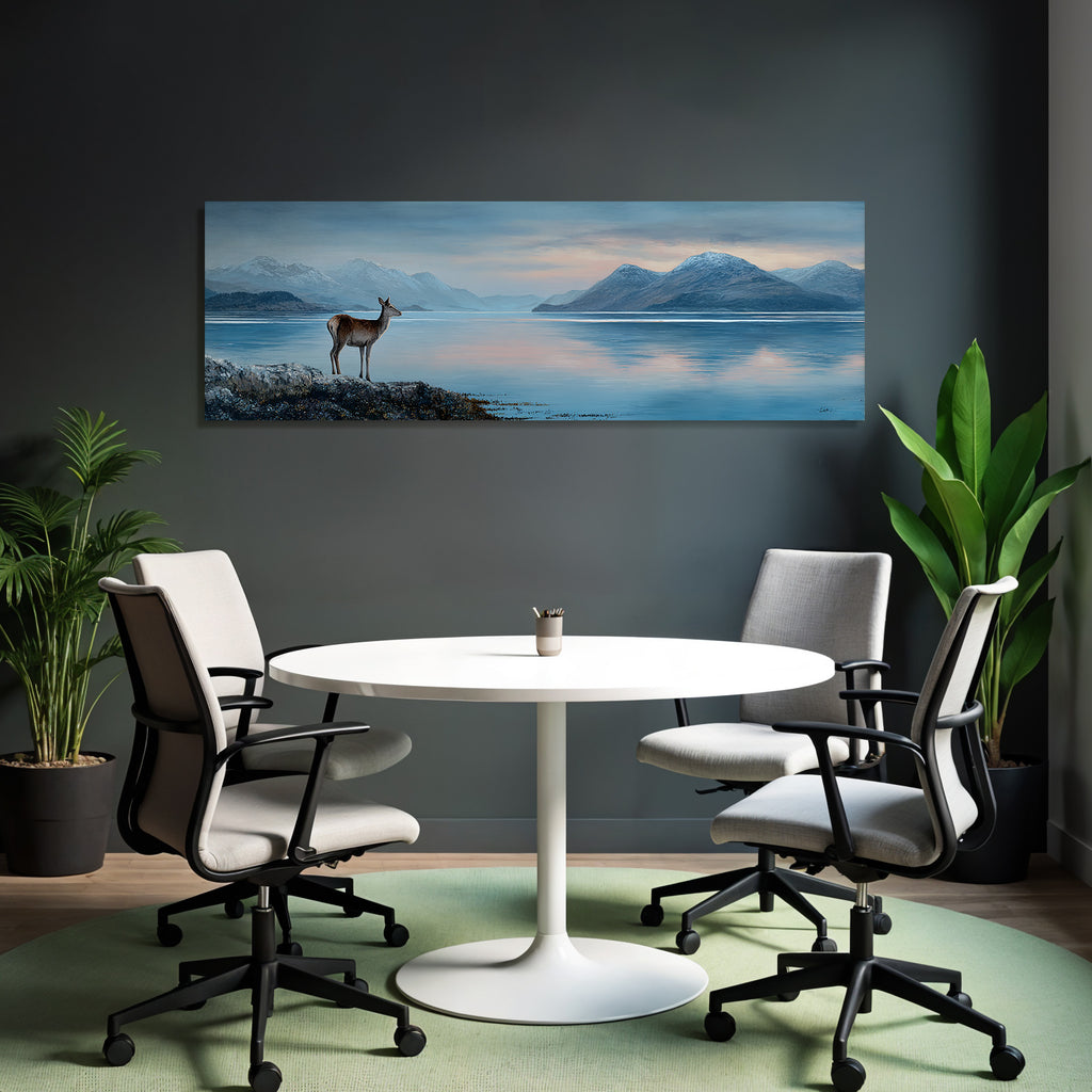 Ruhige Landschaft Mit Hirsch Am Seeufer
