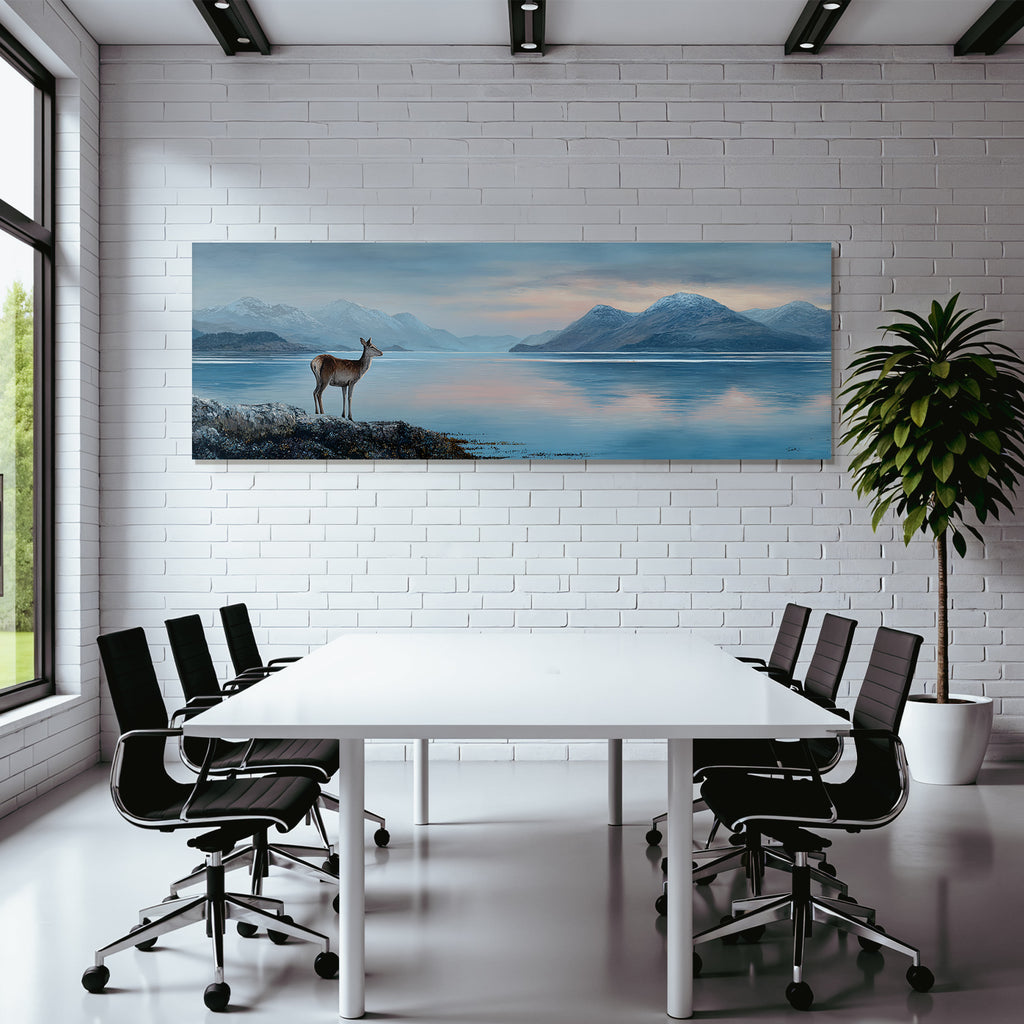 Ruhige Landschaft Mit Hirsch Am Seeufer