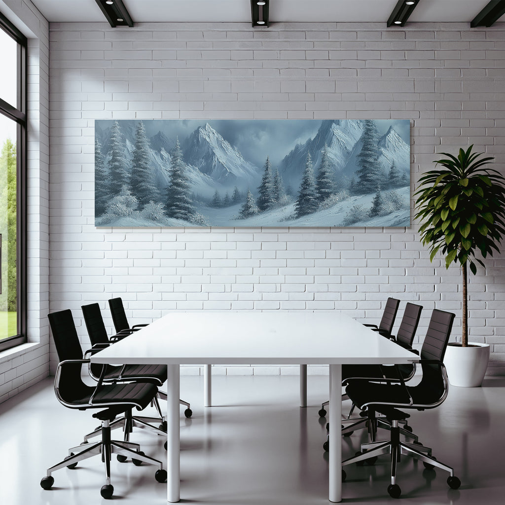 Verschneite Berge Und Immergrüne Nadelbäume