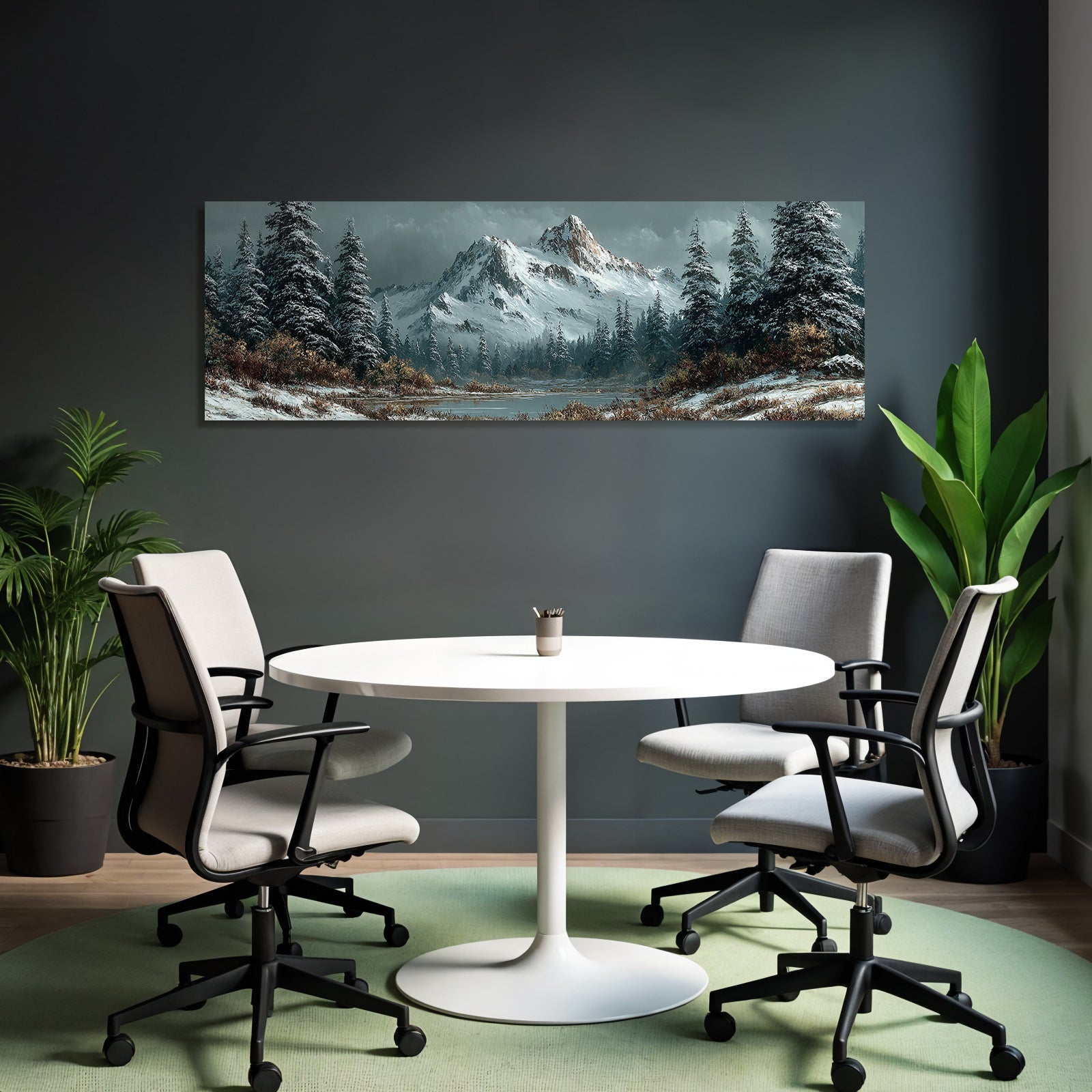 Verschneite Berglandschaft Mit Wald Und See Unter Wolkigem Himmel