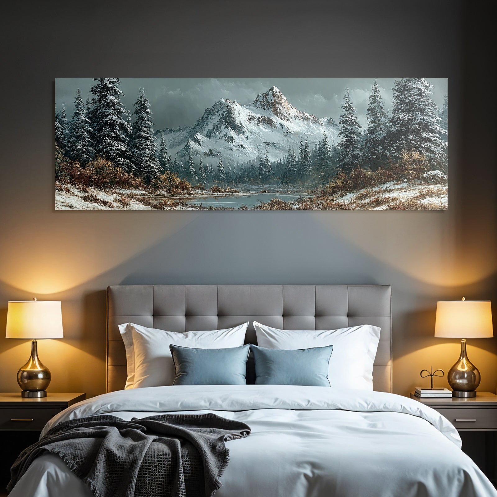 Verschneite Berglandschaft Mit Wald Und See Unter Wolkigem Himmel