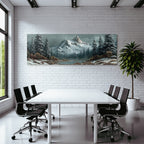 Verschneite Berglandschaft Mit Wald Und See Unter Wolkigem Himmel