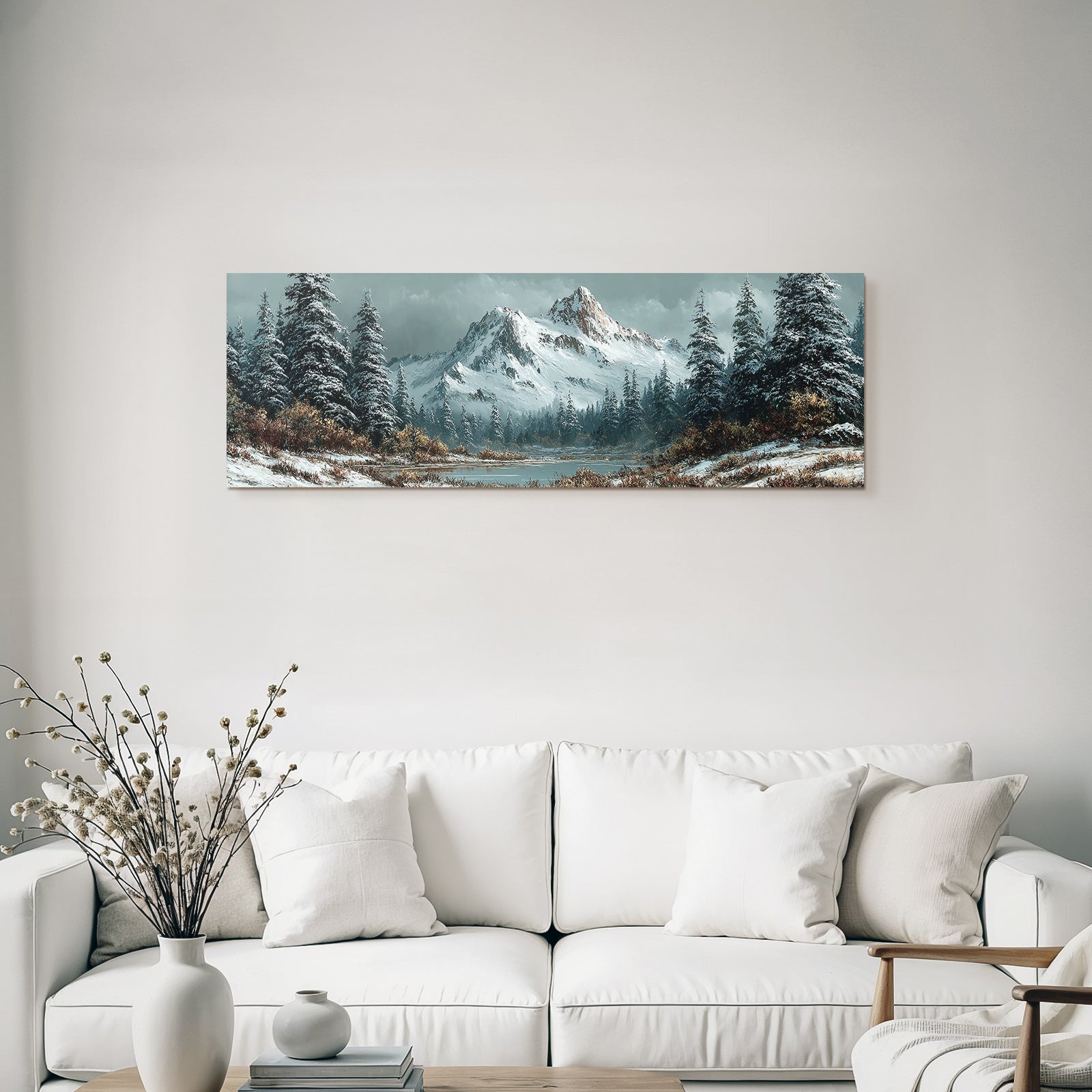 Verschneite Berglandschaft Mit Wald Und See Unter Wolkigem Himmel