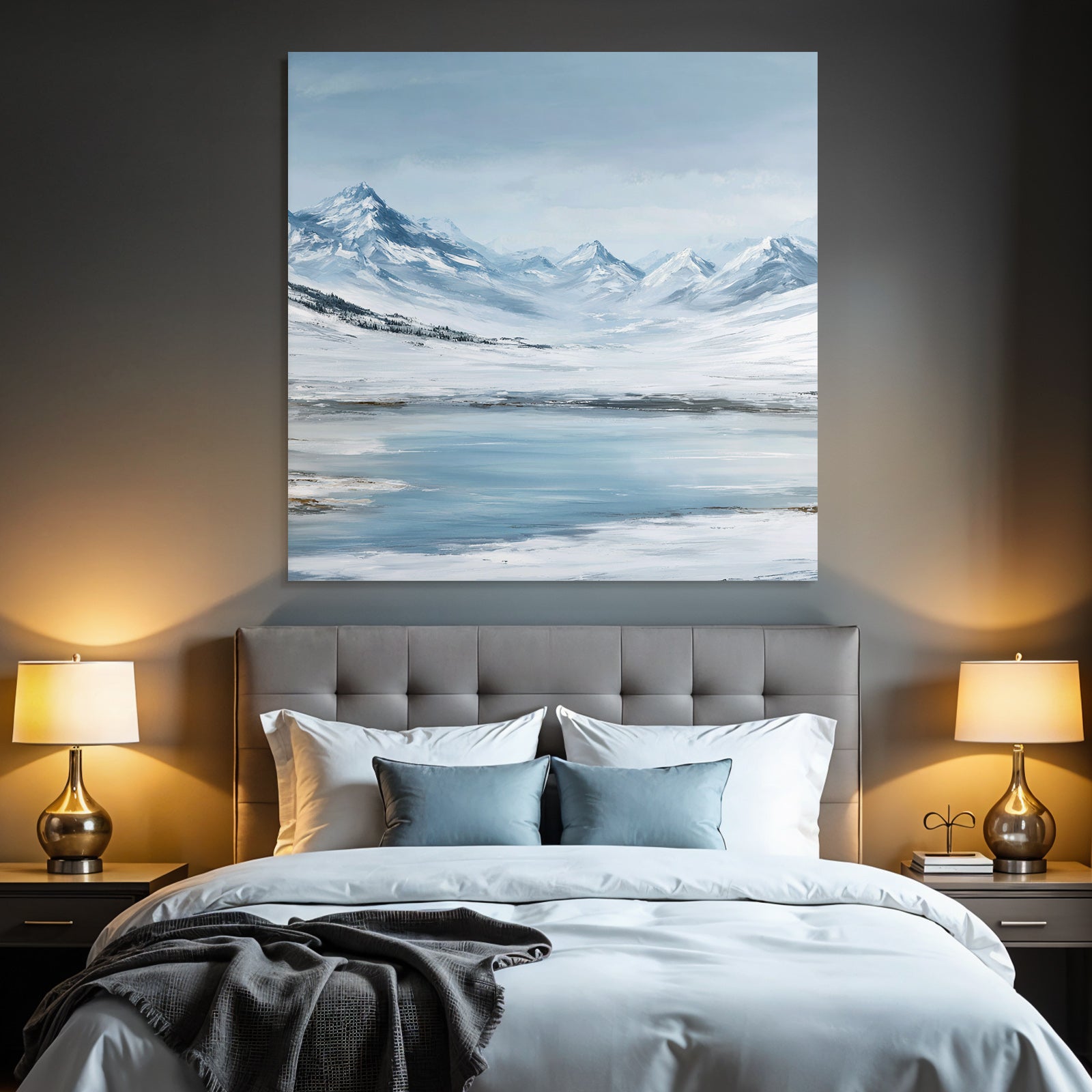 Schneebedeckte Berge Und Ruhiger See