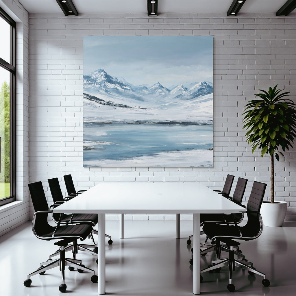 Schneebedeckte Berge Und Ruhiger See