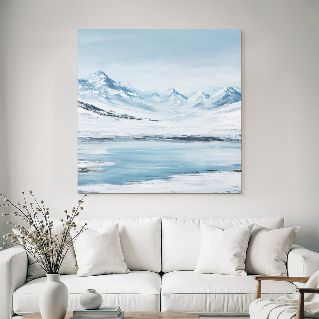 Schneebedeckte Berge Und Ruhiger See