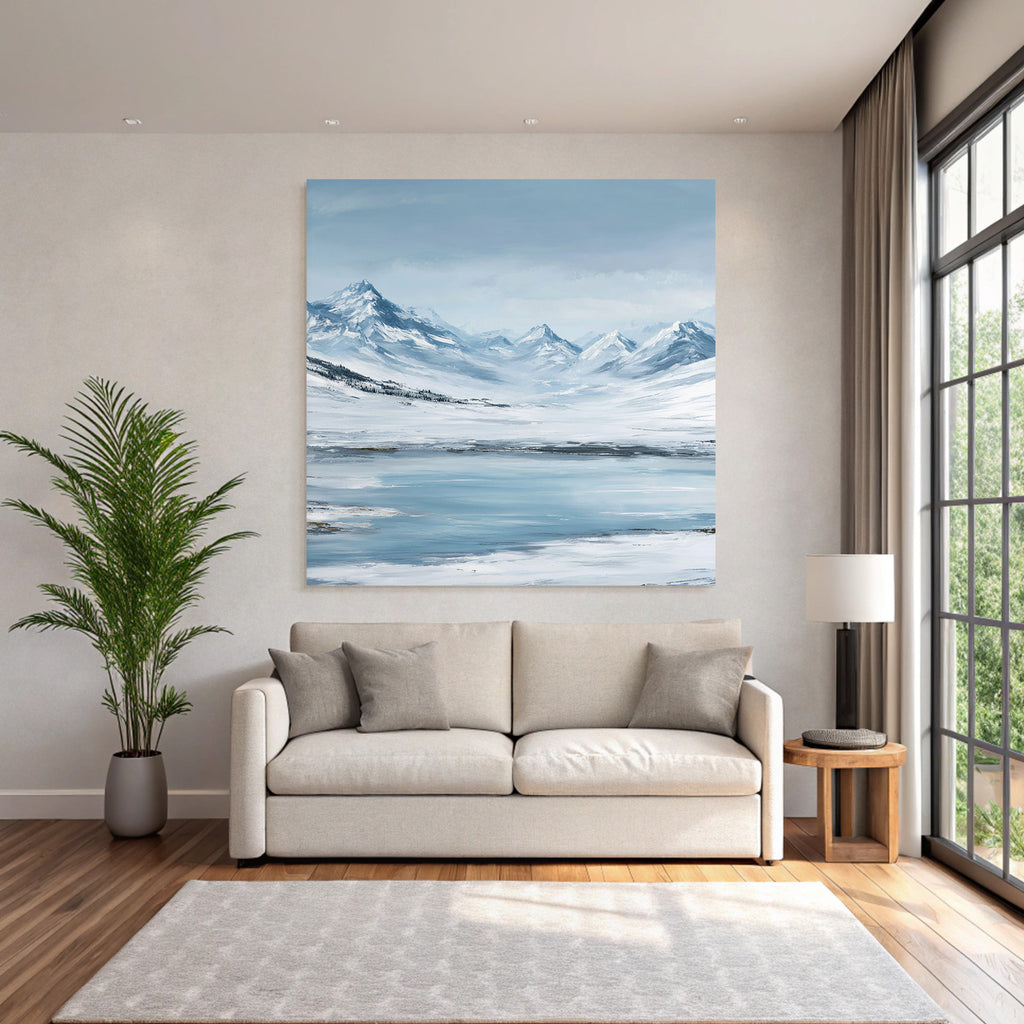 Schneebedeckte Berge Und Ruhiger See