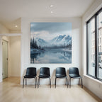 Winterlandschaft Mit Schneebedeckten Bergen Und Immergrünen Bäumen Am Ruhigen Wasser