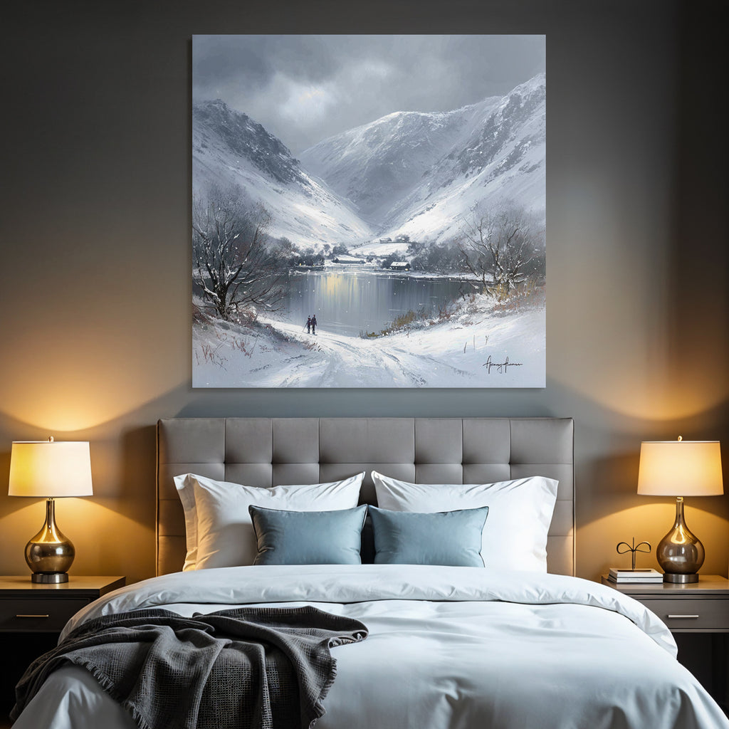 Winterlandschaft Mit Zwei Wanderern An Sanftem See Im Verschneiten Tal