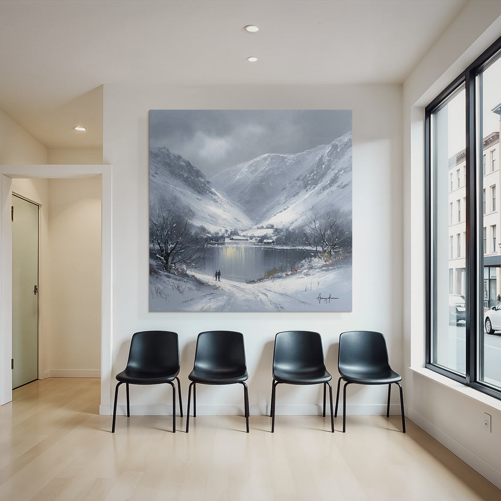 Winterlandschaft Mit Zwei Wanderern An Sanftem See Im Verschneiten Tal