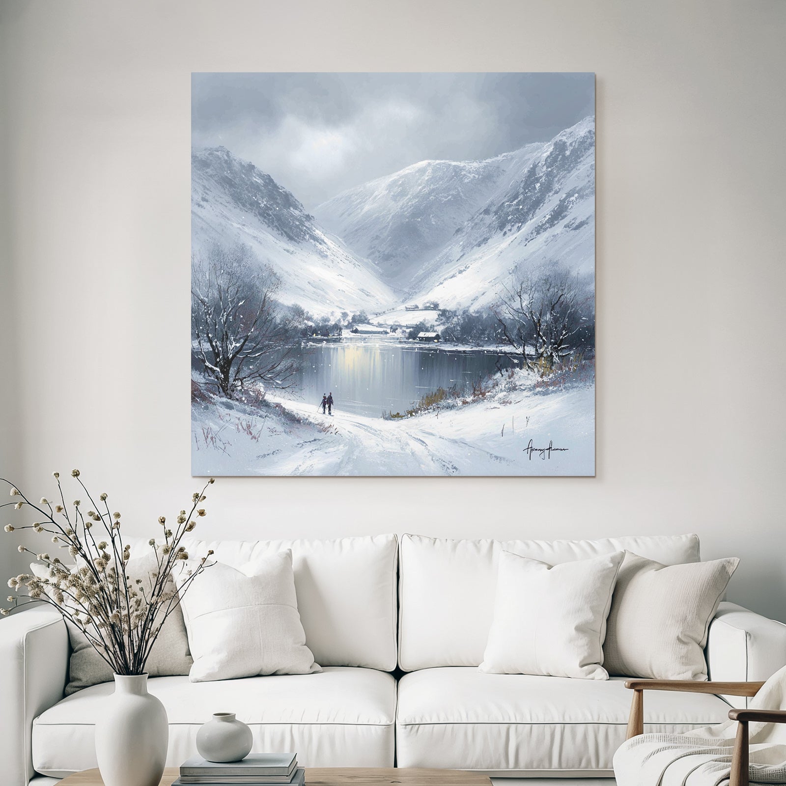 Winterlandschaft Mit Zwei Wanderern An Sanftem See Im Verschneiten Tal