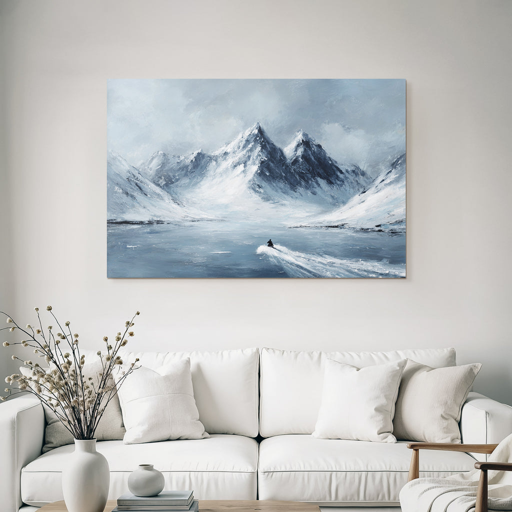 Person Auf Schneemobil Fährt Über Wasser In Winterlicher Gebirgslandschaft