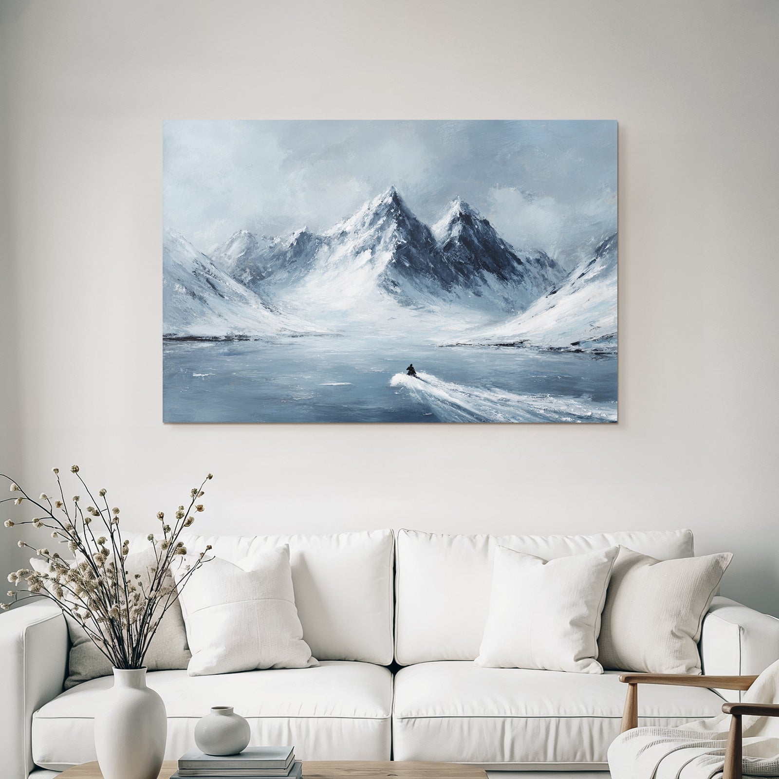 Person Auf Schneemobil Fährt Über Wasser In Winterlicher Gebirgslandschaft