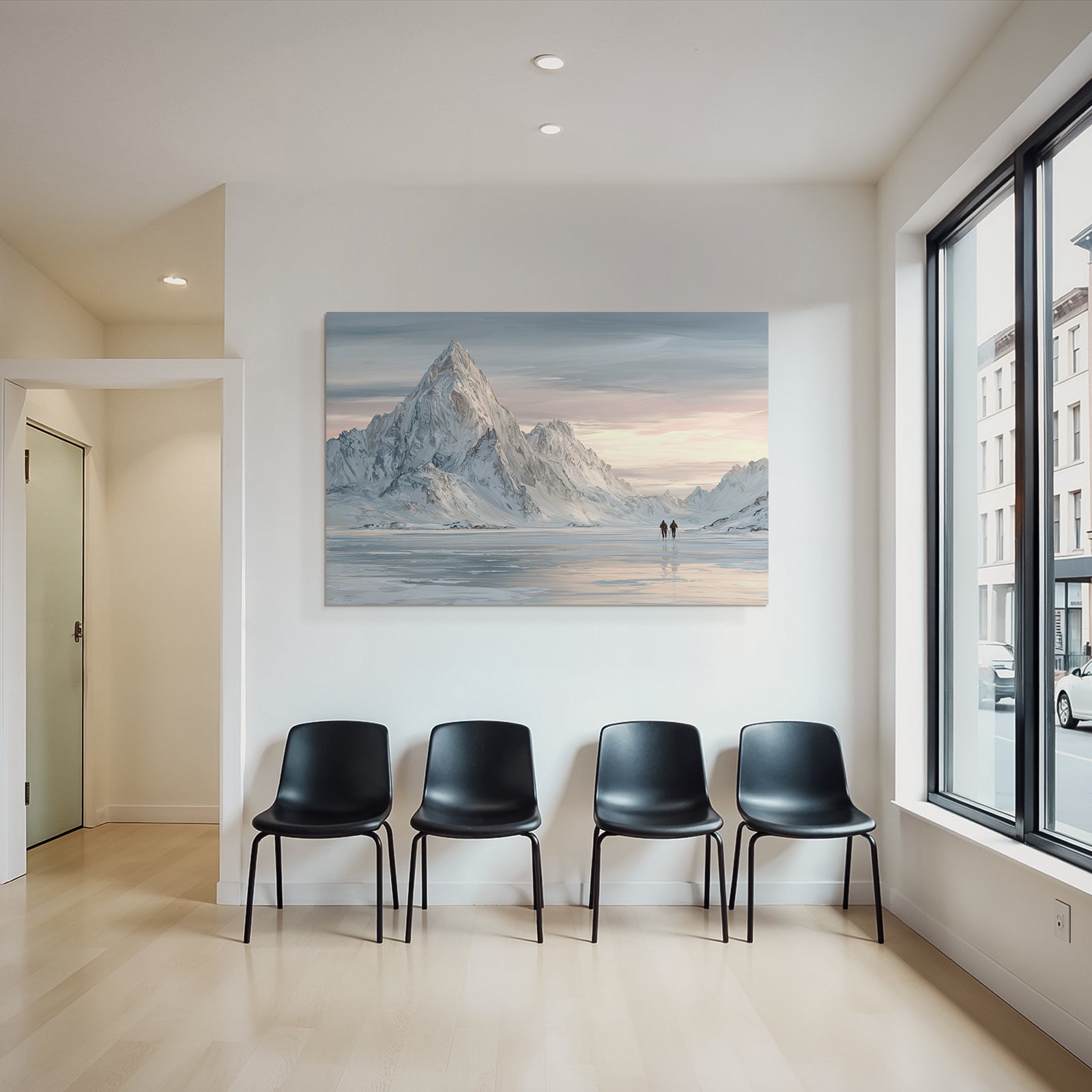 Winterlandschaft Mit Zwei Personen Auf Gefrorenem See Vor Verschneiten Bergen