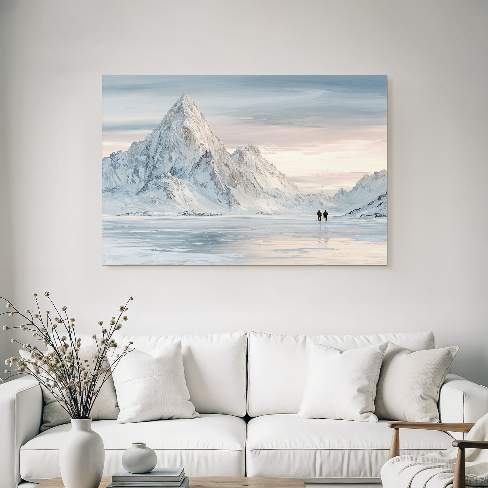 Winterlandschaft Mit Zwei Personen Auf Gefrorenem See Vor Verschneiten Bergen