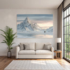 Winterlandschaft Mit Zwei Personen Auf Gefrorenem See Vor Verschneiten Bergen