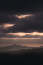 Morgendämmerung Über Nebelverhangene Berge | Himmel und Wolken | Natur