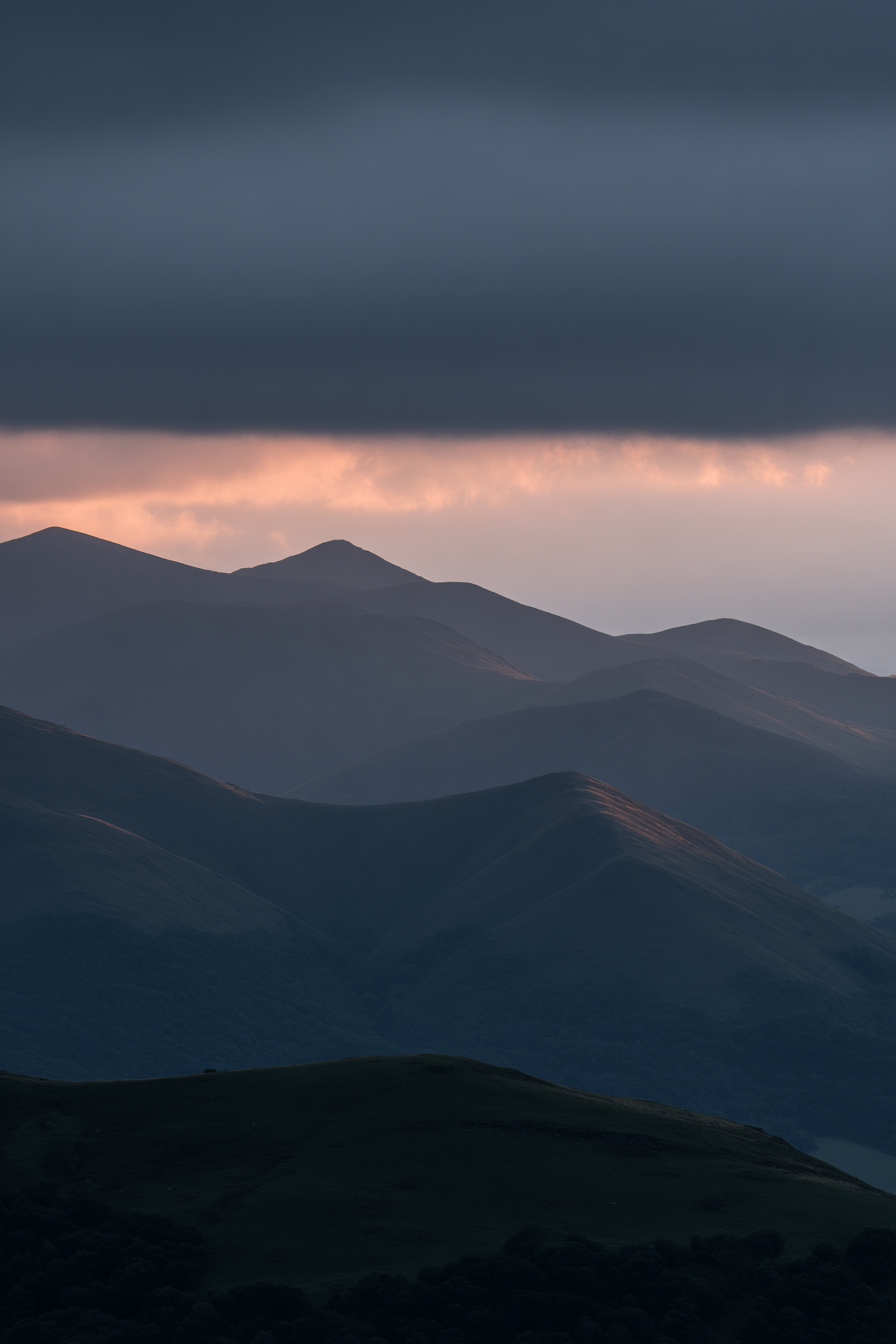 Sanfte Dämmerung Über Bergketten | Himmel und Wolken | Natur