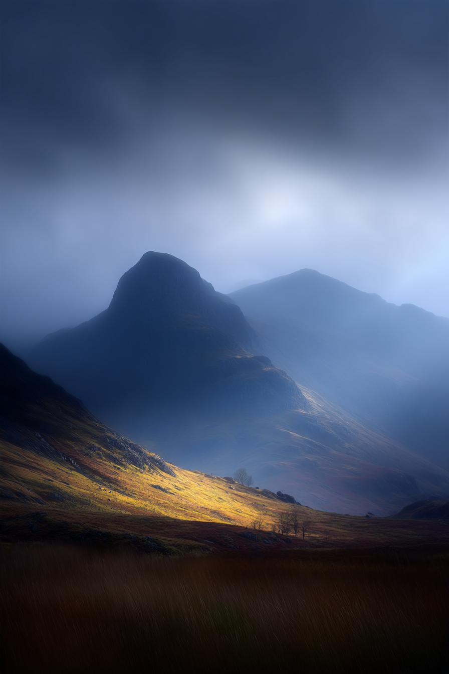 Vernebeltes Morgenlicht Im Bergtal | Himmel und Wolken | Natur