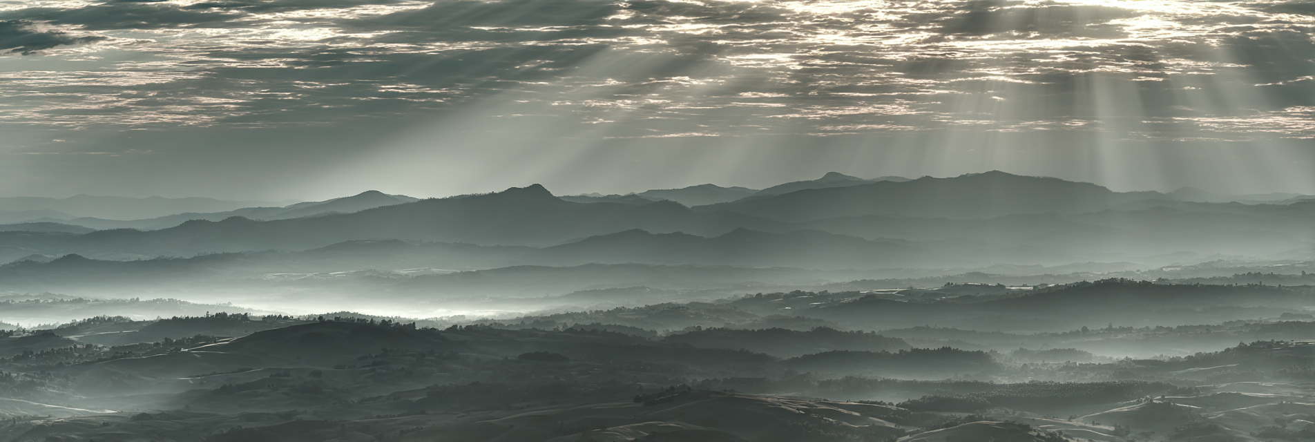 Neblige Berglandschaft Mit Lichtdurchbruch | Himmel und Wolken | Natur