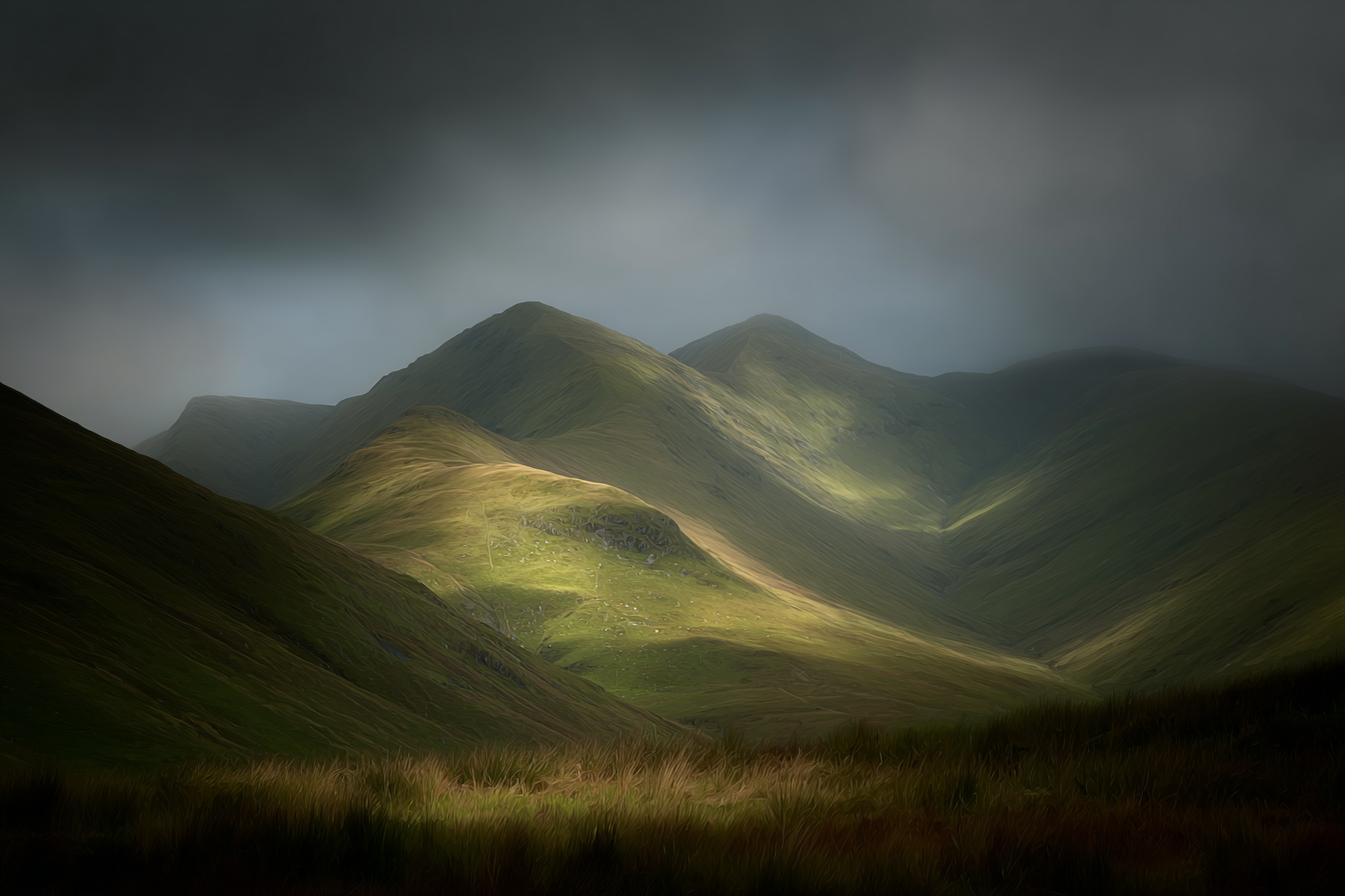 Grüne Hügel Und Berglandschaft Im Stimmungsvollen Licht | Himmel und Wolken | Natur