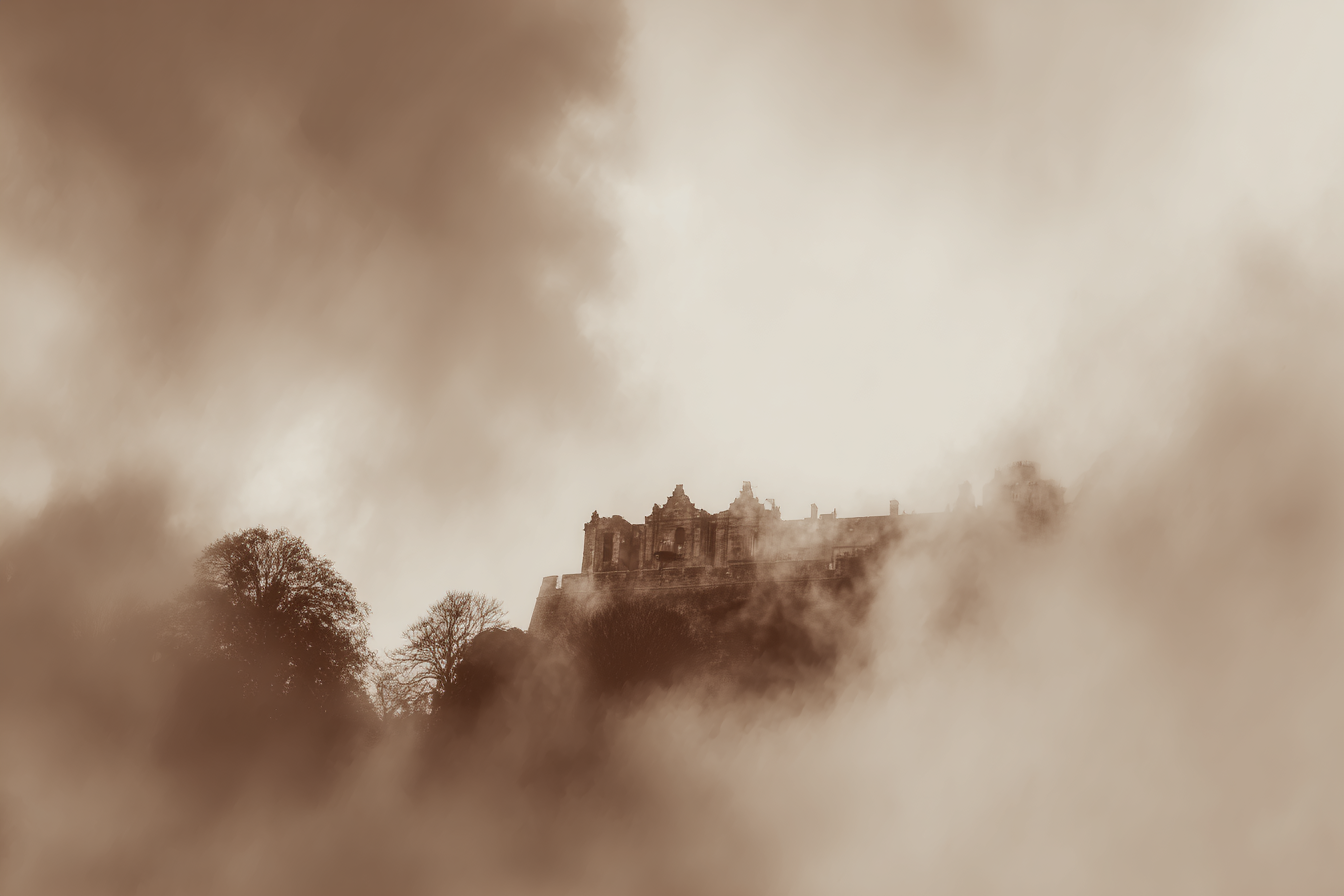 Mystische Burg Im Sepiaton | Himmel und Wolken | Natur
