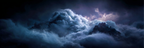 Dramatische Gewitterwolken Über Felsigen Gipfeln | Nahaufnahmen | Natur