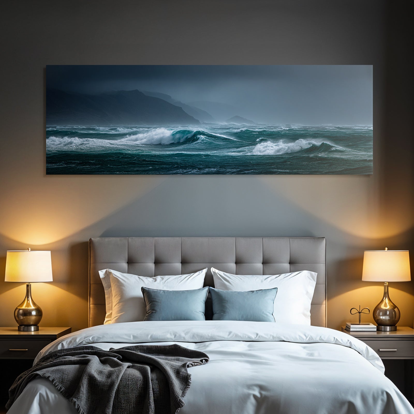 Dramatische Meereslandschaft Mit Turbulenten Wellen Unter Dunklem Himmel Vor Schattigen Bergreihen