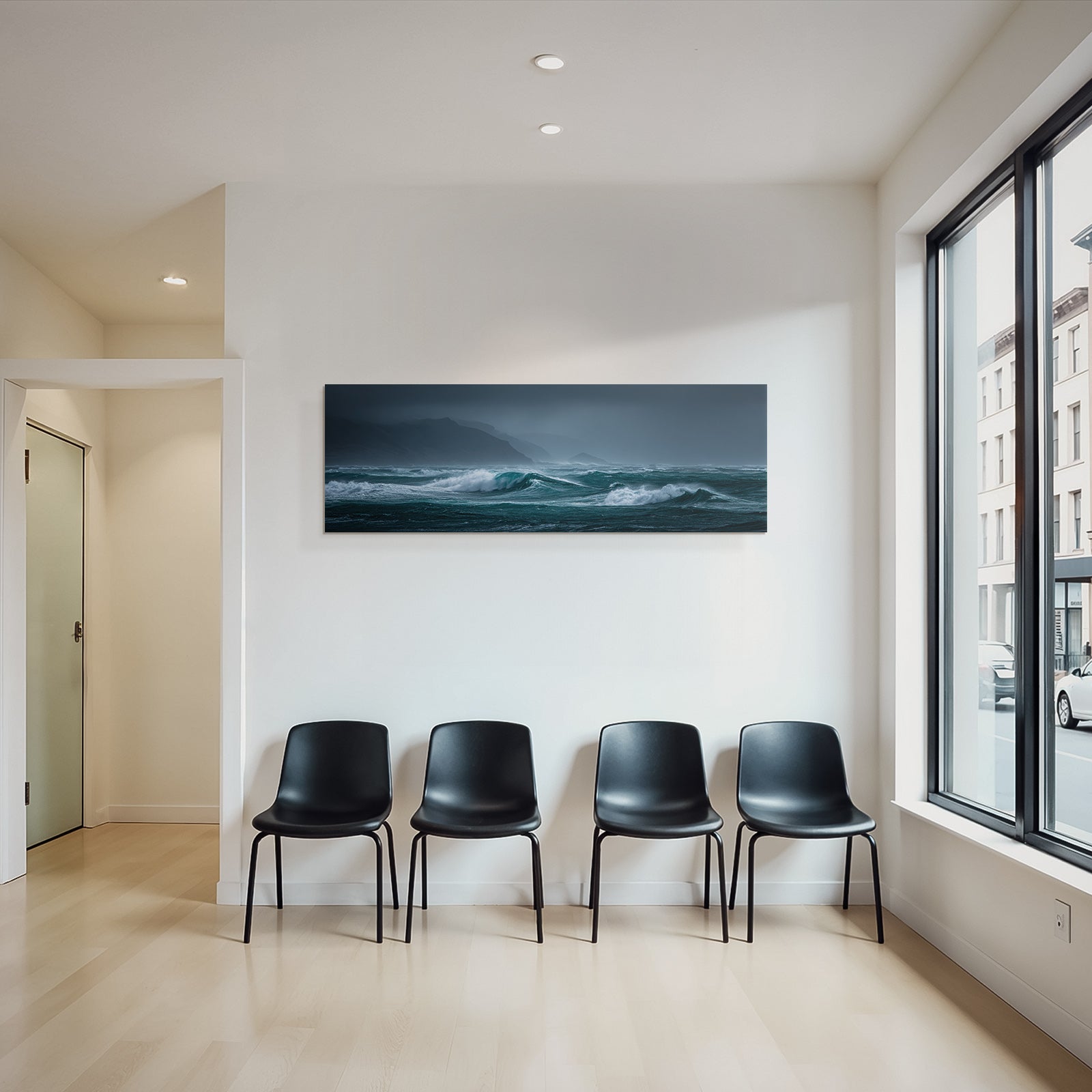 Dramatische Meereslandschaft Mit Turbulenten Wellen Unter Dunklem Himmel Vor Schattigen Bergreihen