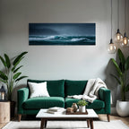 Dramatische Meereslandschaft Mit Turbulenten Wellen Unter Dunklem Himmel Vor Schattigen Bergreihen