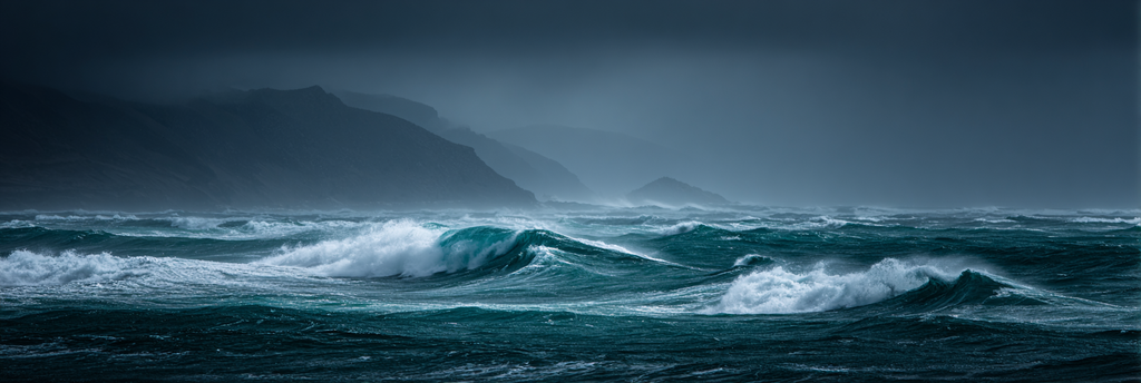 Dramatische Meereslandschaft Mit Turbulenten Wellen Unter Dunklem Himmel Vor Schattigen Bergreihen | Nahaufnahmen | Natur